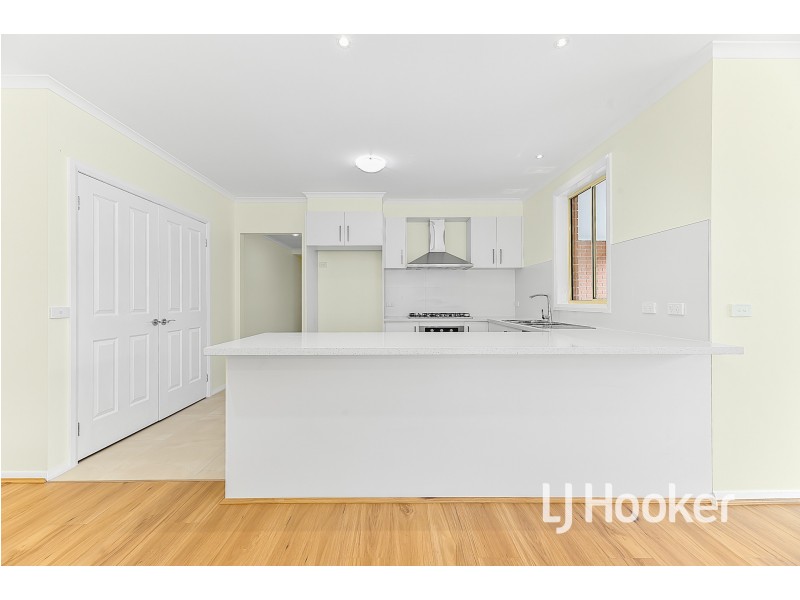 10 Baynton Crescent, Lynbrook VIC 3975