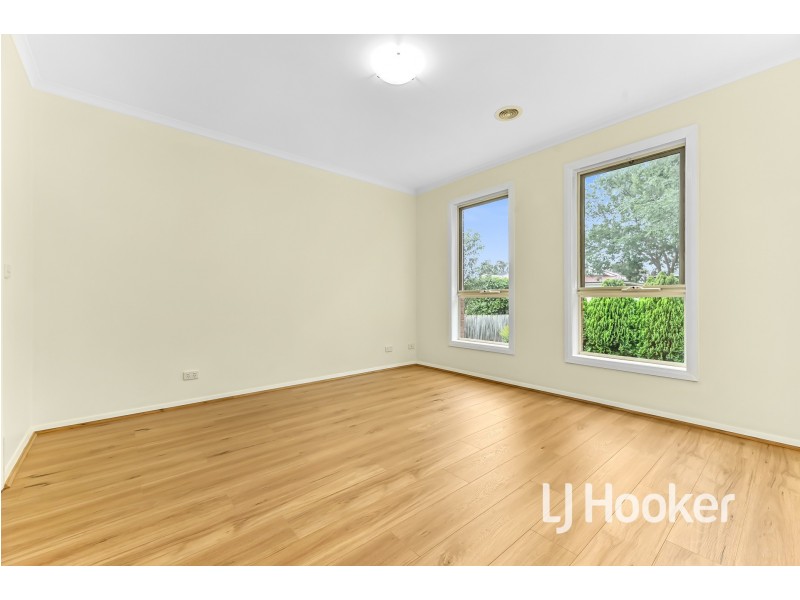 10 Baynton Crescent, Lynbrook VIC 3975