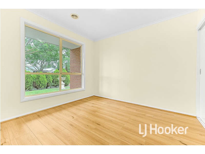 10 Baynton Crescent, Lynbrook VIC 3975