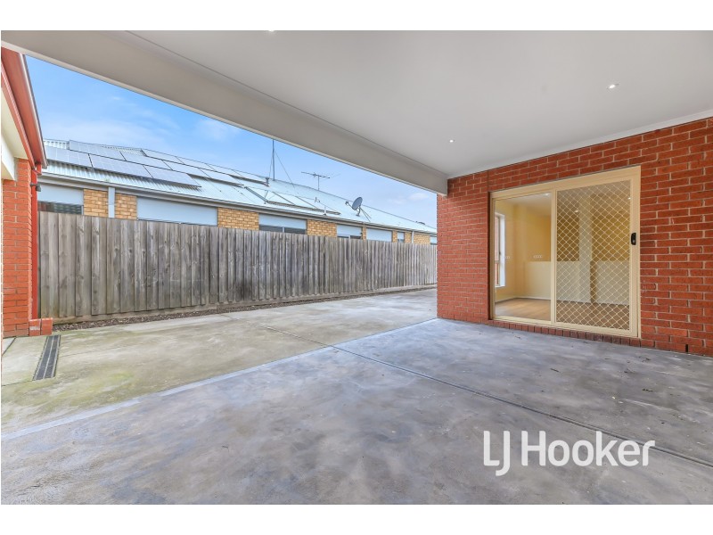 10 Baynton Crescent, Lynbrook VIC 3975