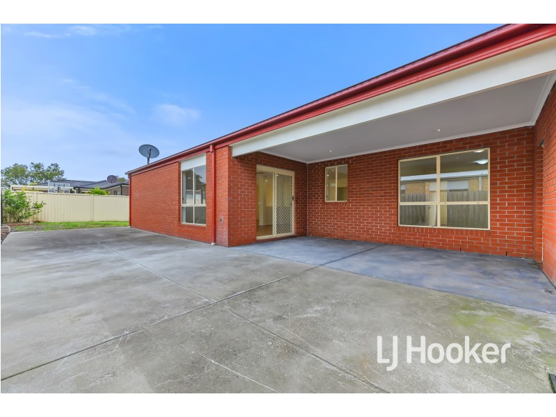 10 Baynton Crescent, Lynbrook VIC 3975