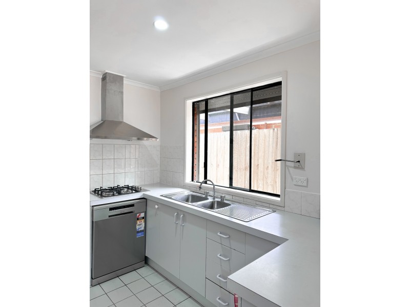 8 Ellindale Close, Hampton Park VIC 3976