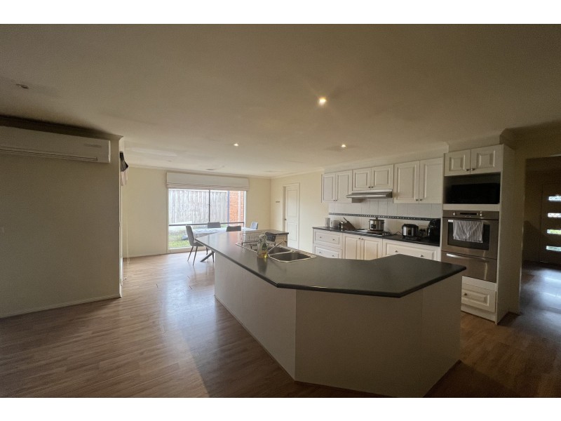 43 Golden Grove, Narre Warren VIC 3805