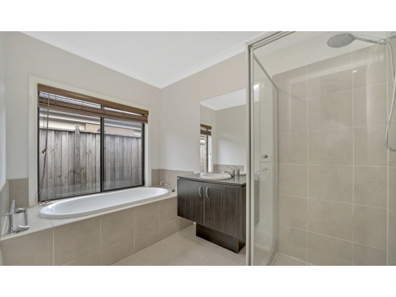 5 Rammer Way, Cranbourne East VIC 3977