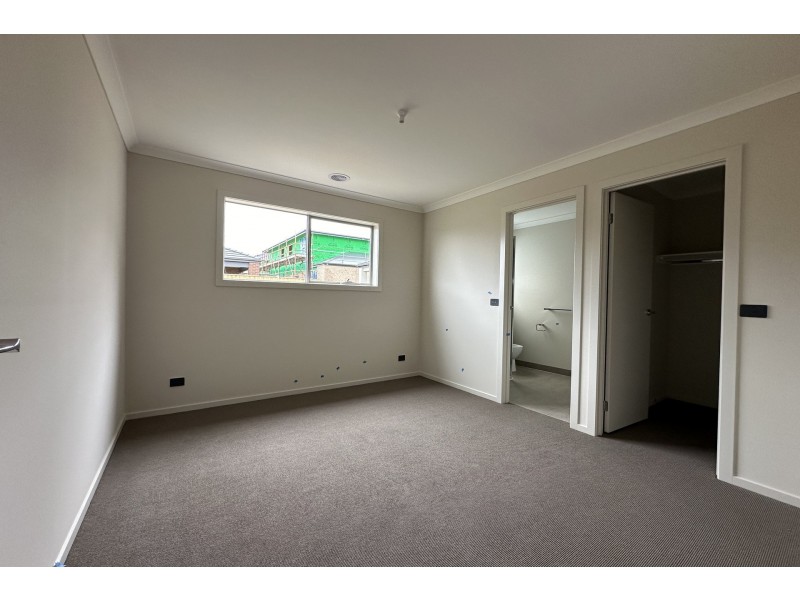 43 Guineas Street, Cranbourne East VIC 3977