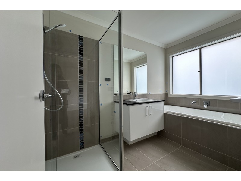 43 Guineas Street, Cranbourne East VIC 3977