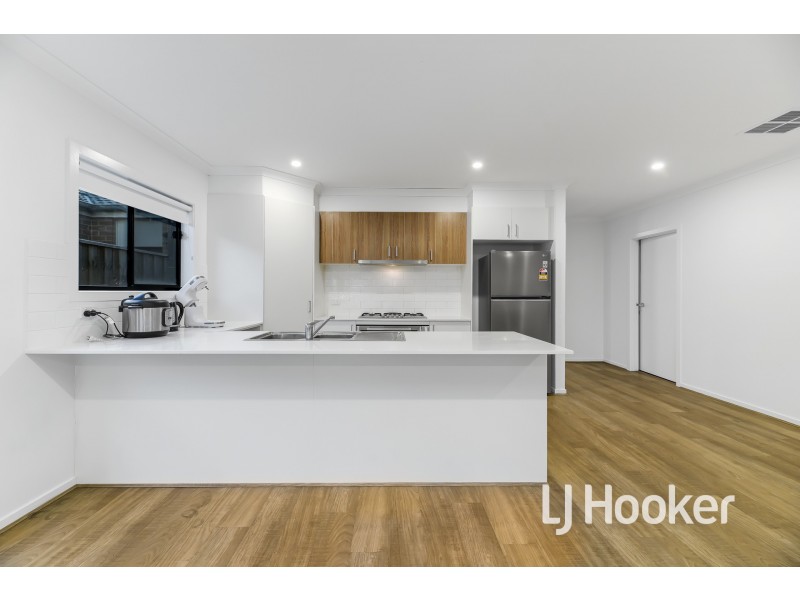 77 Pobblebonk Crescent, Clyde North VIC 3978