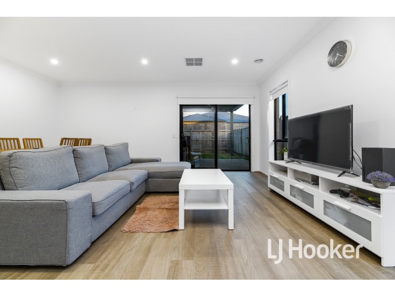 77 Pobblebonk Crescent, Clyde North VIC 3978