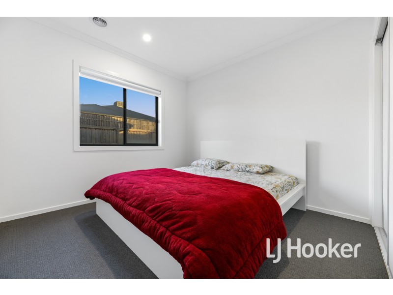 77 Pobblebonk Crescent, Clyde North VIC 3978