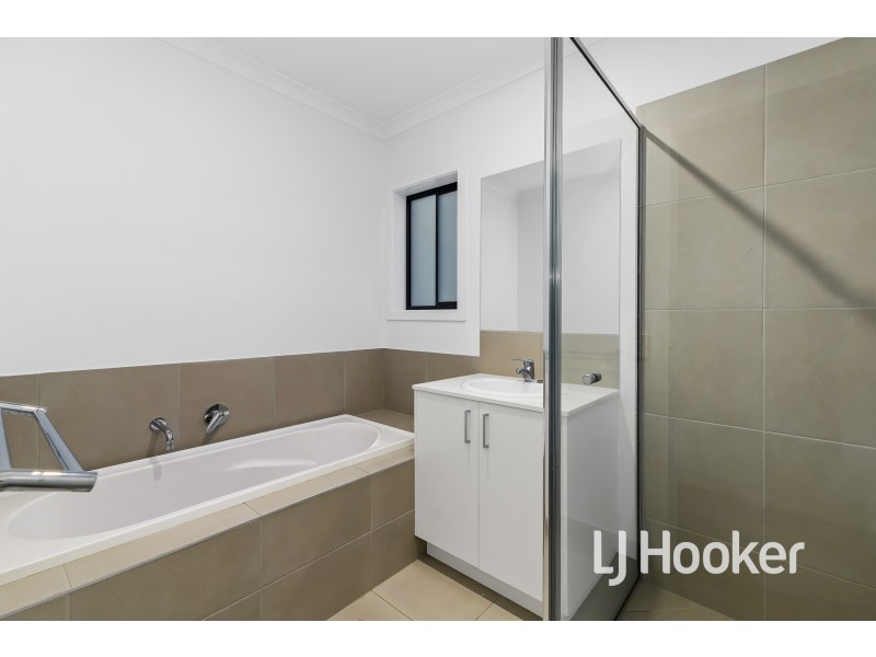 77 Pobblebonk Crescent, Clyde North VIC 3978