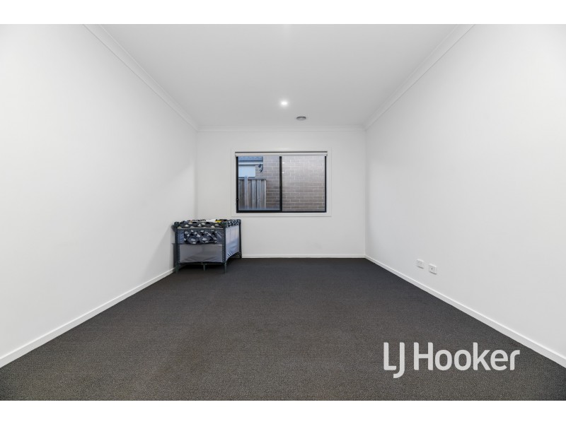 77 Pobblebonk Crescent, Clyde North VIC 3978