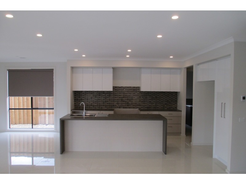 23 Dream Avenue, Cranbourne East VIC 3977