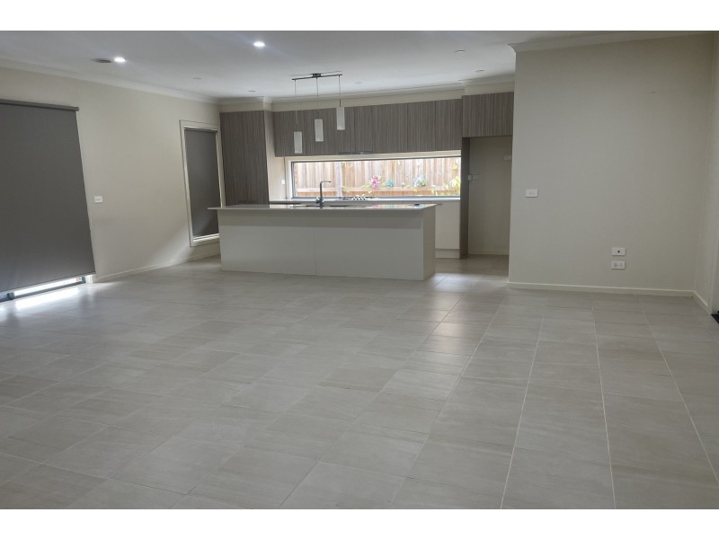 60 Highmount Drive, Hampton Park VIC 3976