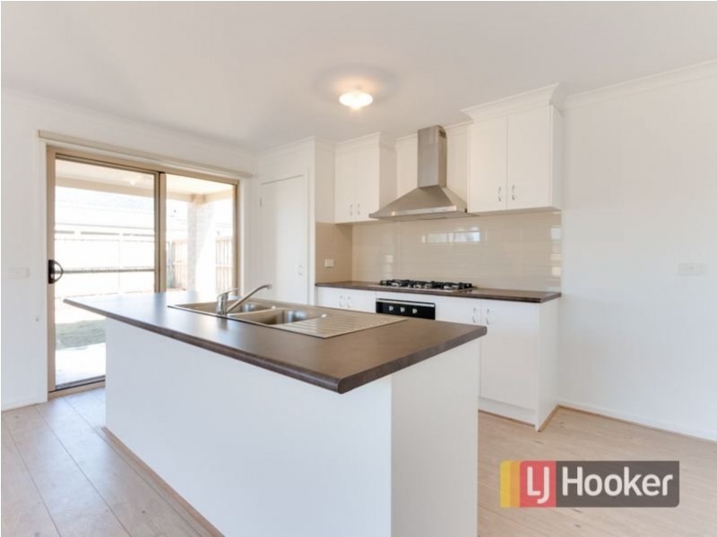 12 Loddon Place, Clyde North VIC 3978