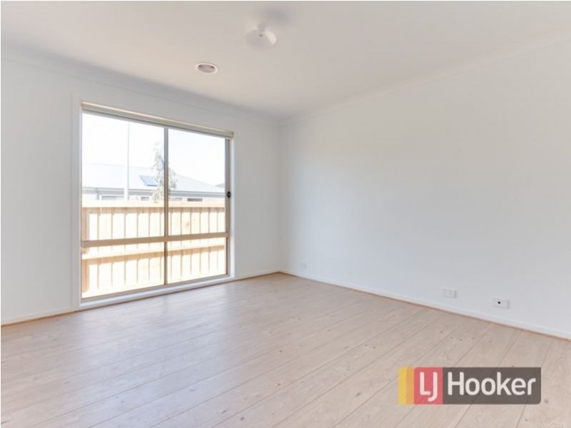 12 Loddon Place, Clyde North VIC 3978