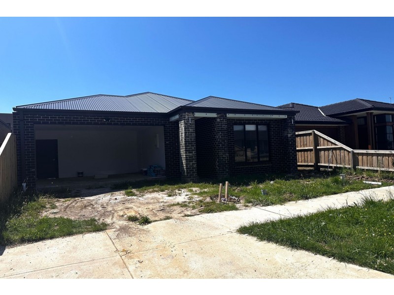 8 Winnows Street, Officer VIC 3809