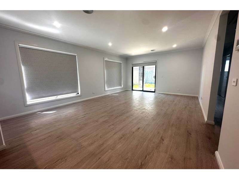 8 Winnows Street, Officer VIC 3809