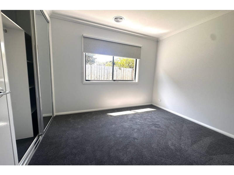 8 Winnows Street, Officer VIC 3809