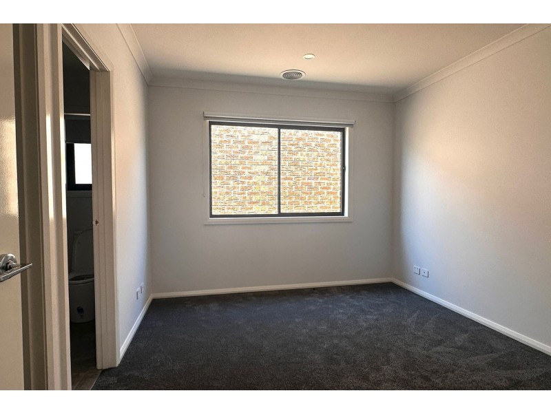 8 Winnows Street, Officer VIC 3809