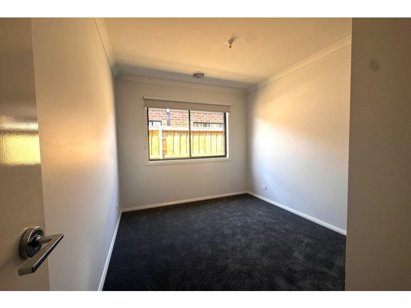 8 Winnows Street, Officer VIC 3809