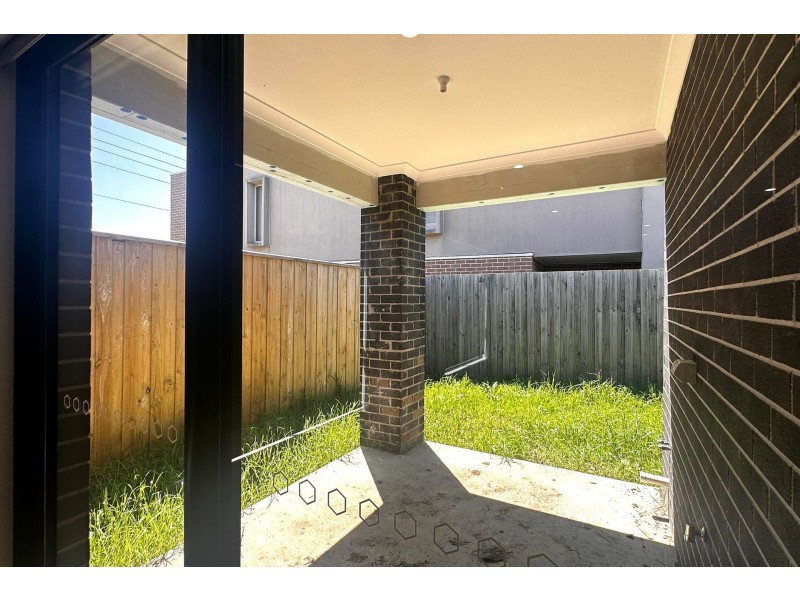8 Winnows Street, Officer VIC 3809