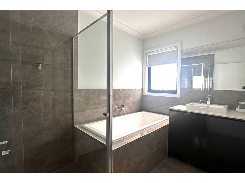 8 Winnows Street, Officer VIC 3809