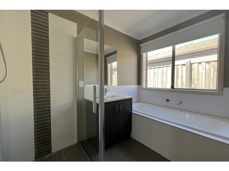 21 Lotus Street, Pakenham VIC 3810