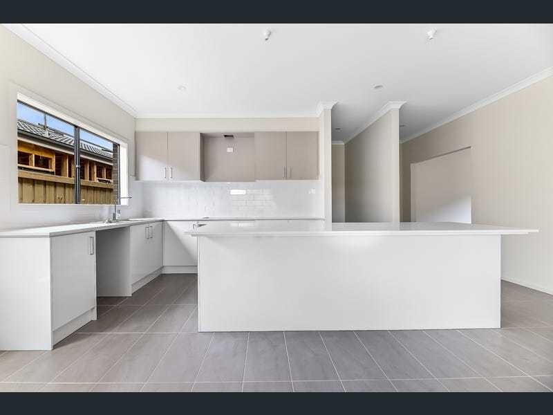 13 Bourbon Road, Cranbourne East VIC 3977