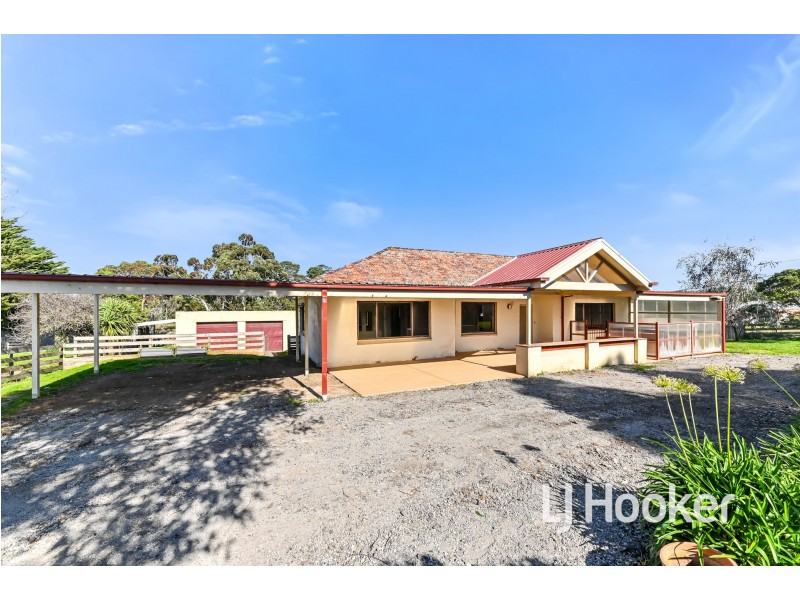 16 Meadow Road, Devon Meadows VIC 3977