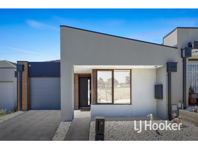 8 Compass Drive, Hampton Park VIC 3976