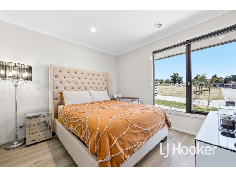 8 Compass Drive, Hampton Park VIC 3976