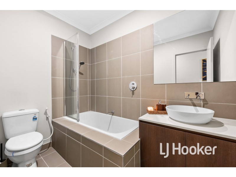 8 Compass Drive, Hampton Park VIC 3976