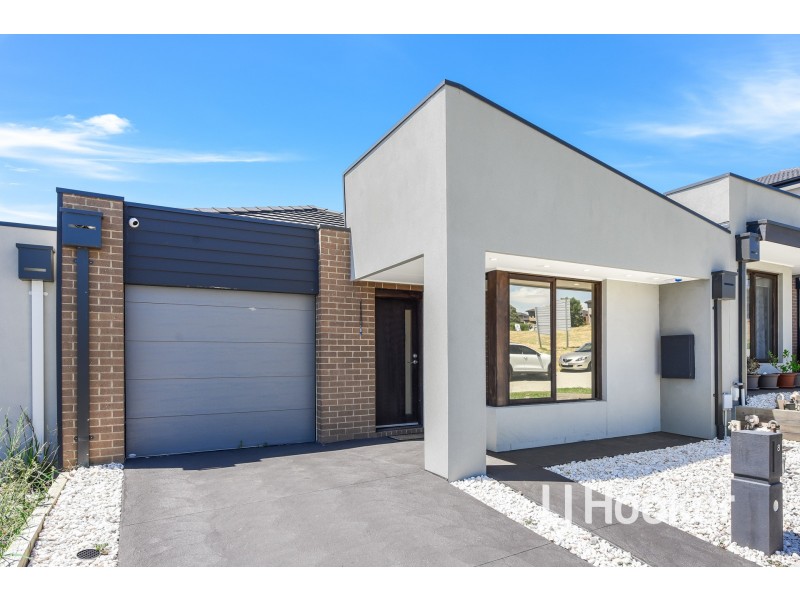 8 Compass Drive, Hampton Park VIC 3976