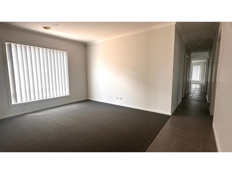 4 Bushman Way, Lynbrook VIC 3975