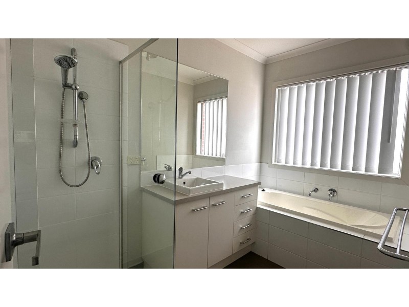 4 Bushman Way, Lynbrook VIC 3975