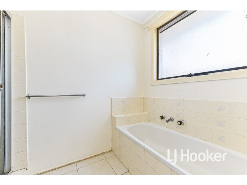 65 Oaktree Drive, Hampton Park VIC 3976