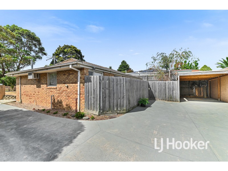 65 Oaktree Drive, Hampton Park VIC 3976