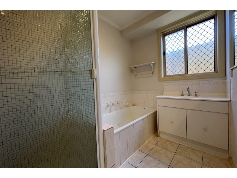 2 Sneddon Drive, Narre Warren South VIC 3805