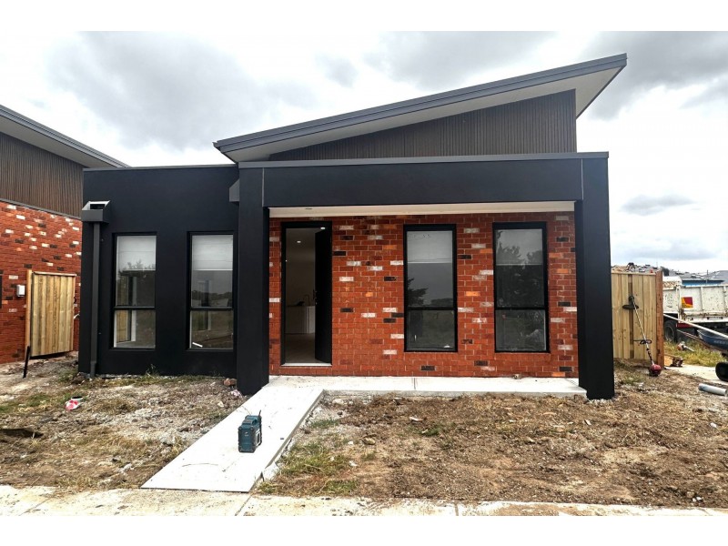 6 Winx Lane, Cranbourne East VIC 3977