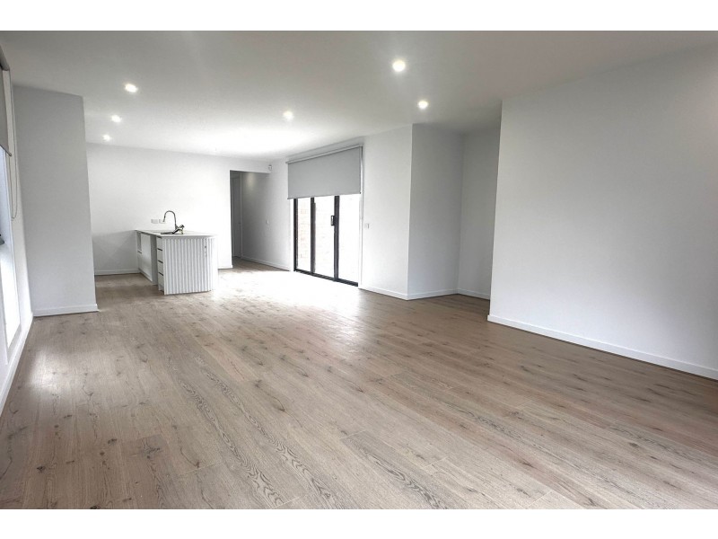 6 Winx Lane, Cranbourne East VIC 3977