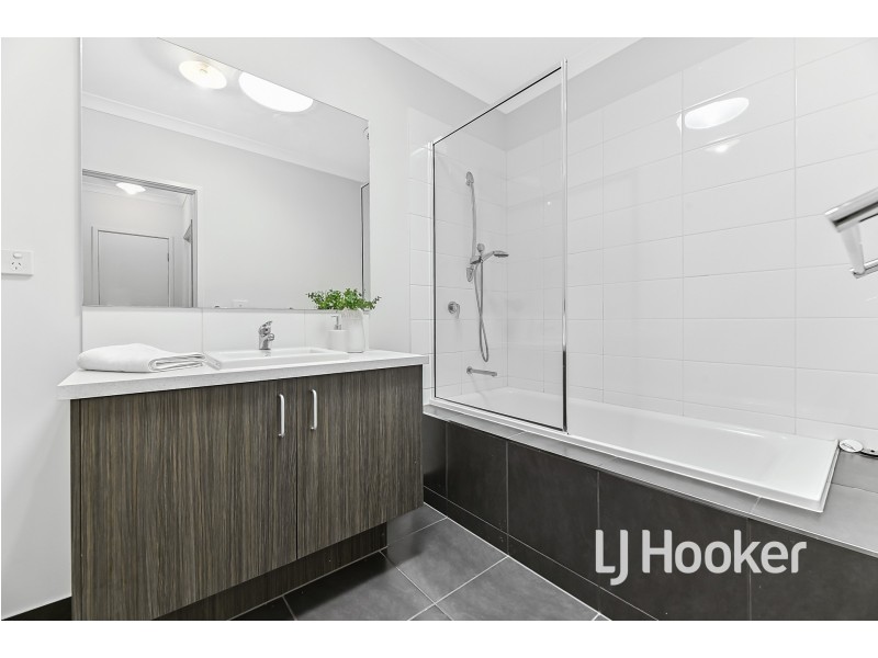 32 Haflinger Avenue, Clyde North VIC 3978