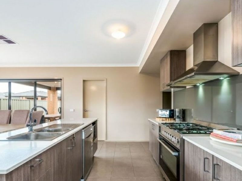 18 Cortula Road, Cranbourne East VIC 3977