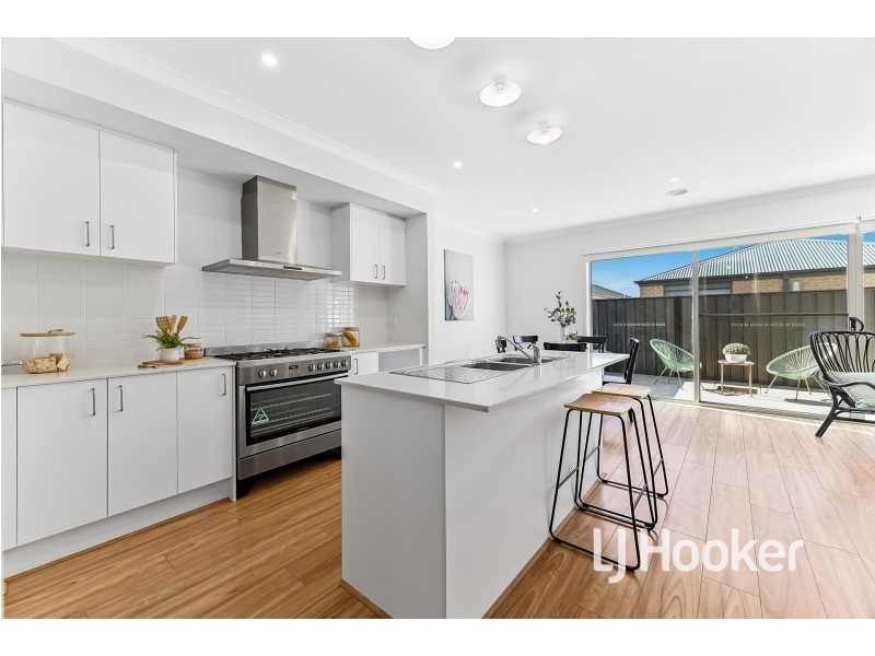 32 Haflinger Avenue, Clyde North VIC 3978