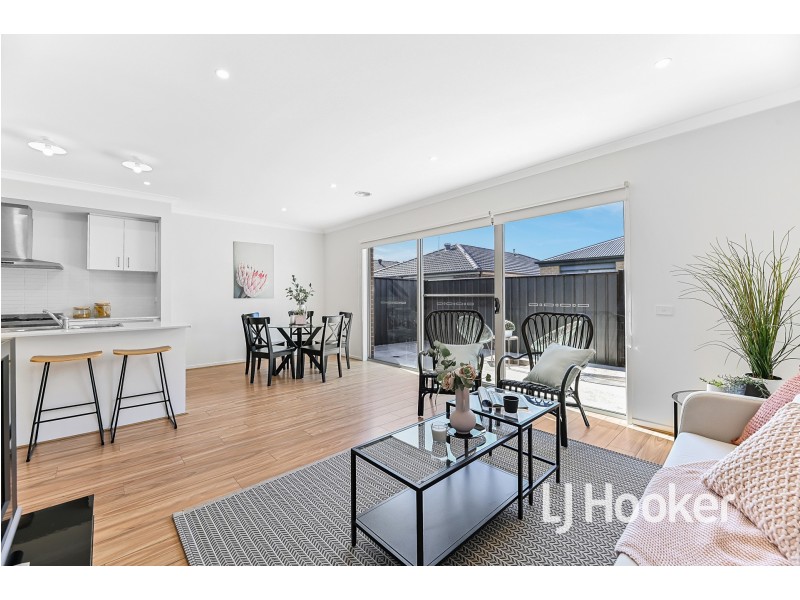 32 Haflinger Avenue, Clyde North VIC 3978