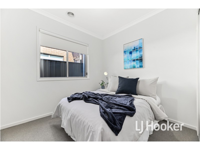 32 Haflinger Avenue, Clyde North VIC 3978