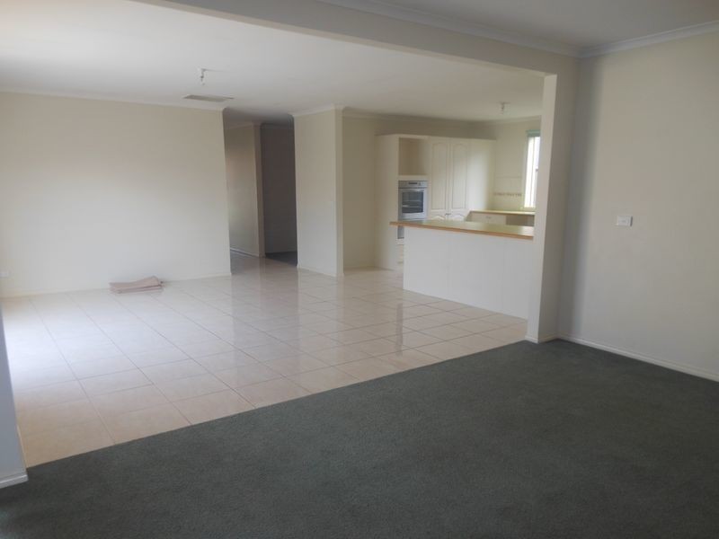 17 Broadleaf Way, Cranbourne VIC 3977