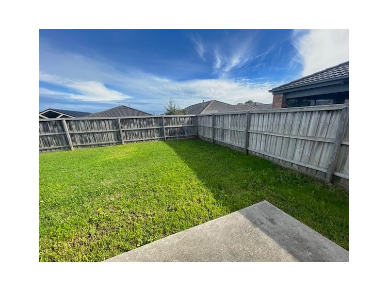 17 Broadleaf Way, Cranbourne VIC 3977