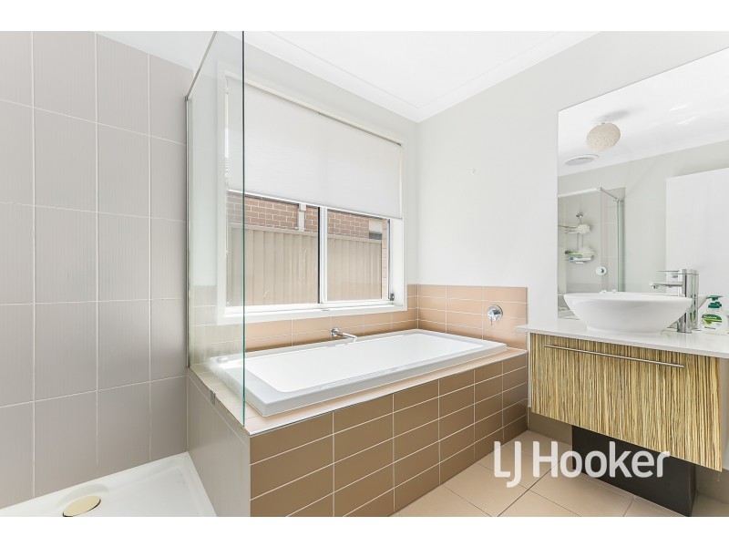 85 Broad Oak Drive, Cranbourne East VIC 3977
