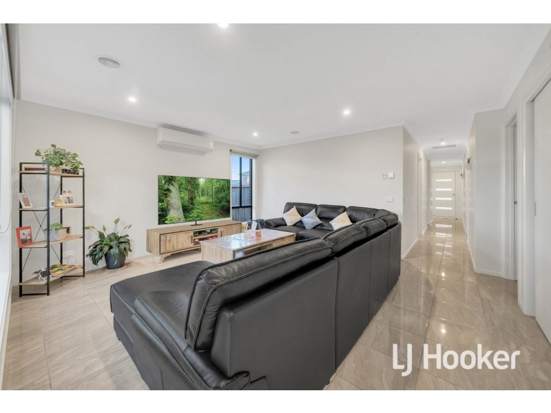 45 Hollywell Road, Clyde North VIC 3978