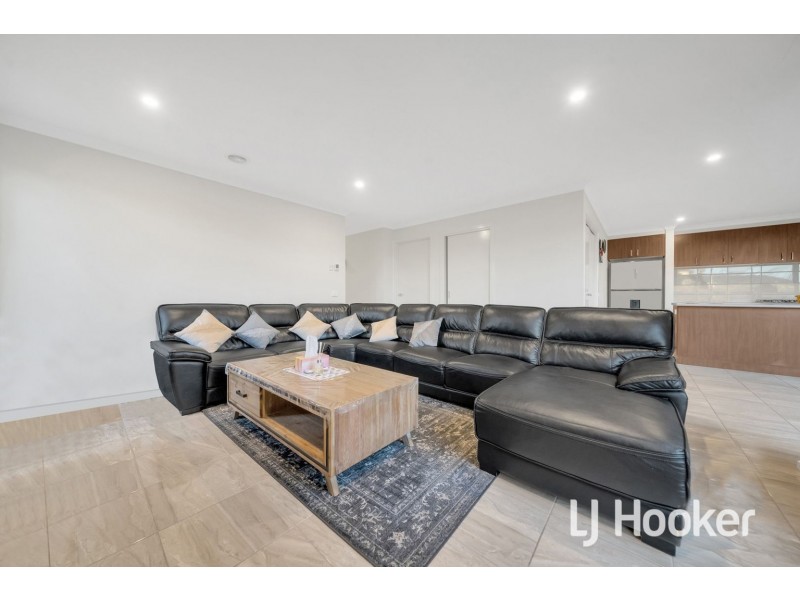 45 Hollywell Road, Clyde North VIC 3978